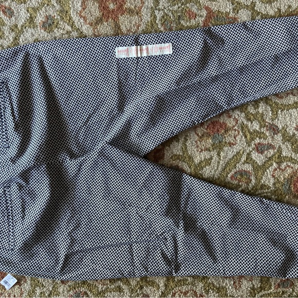 NWT GAP black and white stretchy capri pants - Picture 3 of 5
